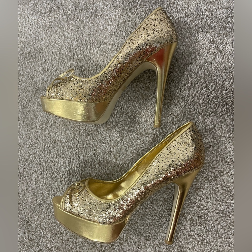Size 8.5 gold glitter high heels